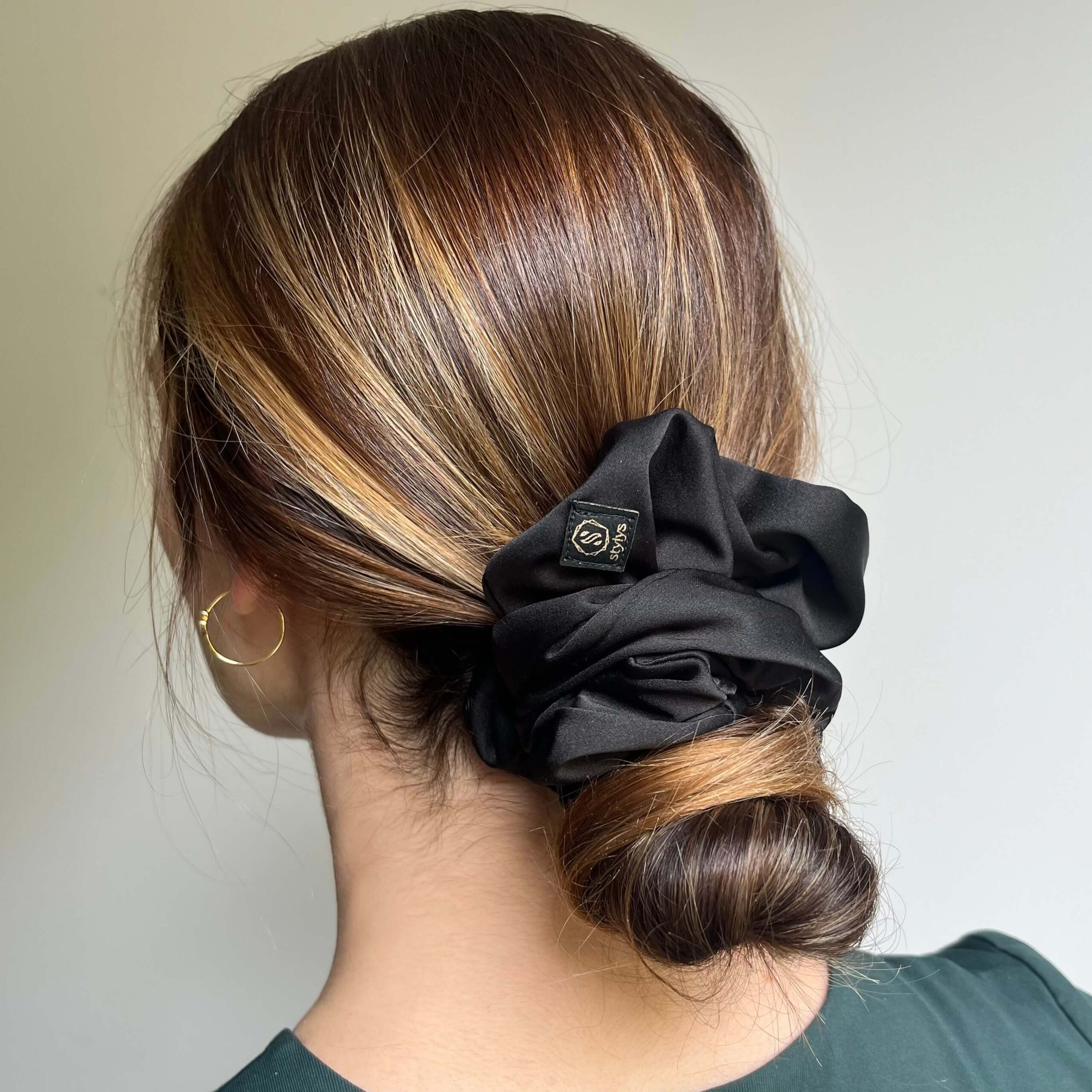 Pic et clip chouchou noir en satin 2 Stylys