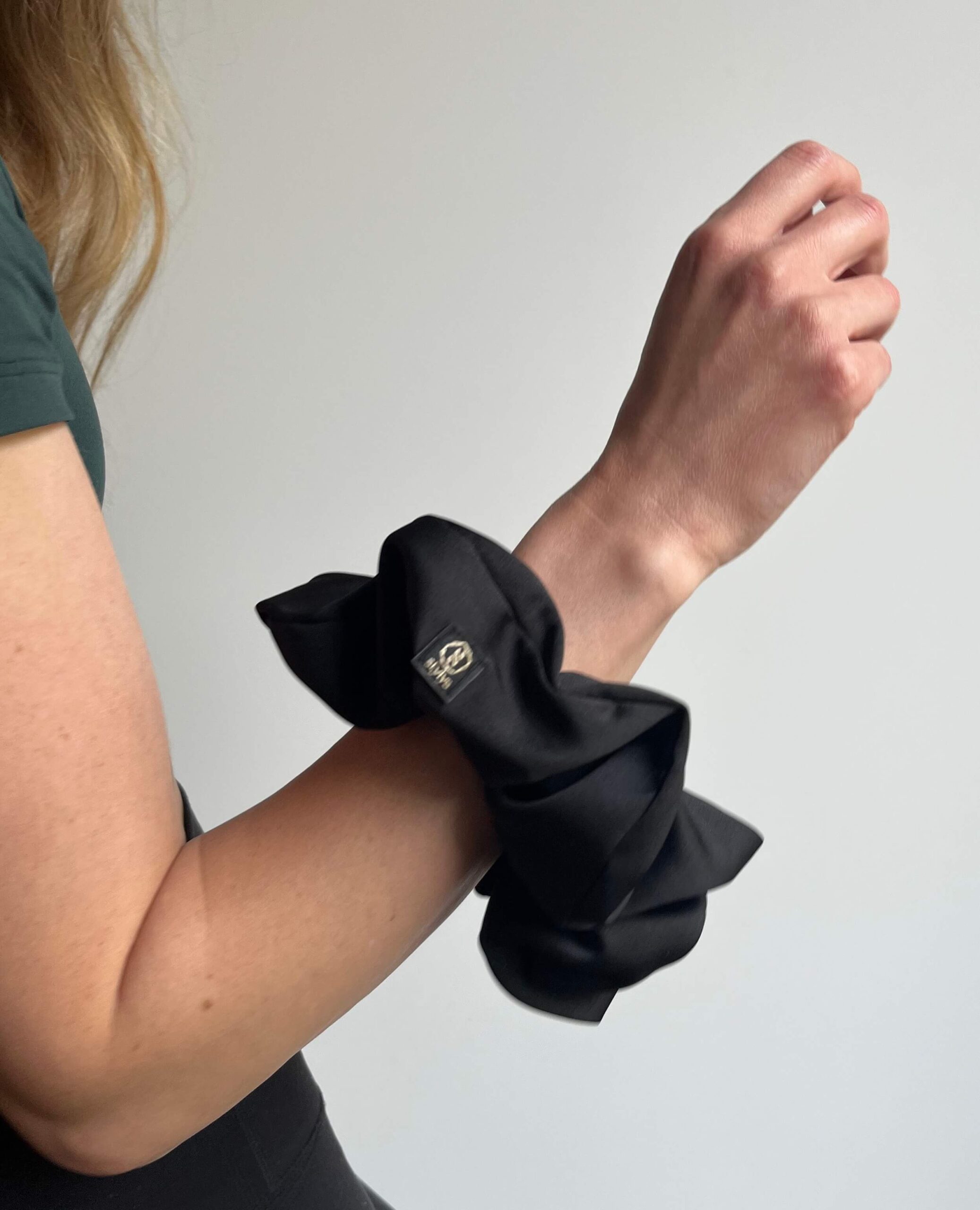 Pic et clip chouchou noir en satin Stylys Pic et clip chouchou noir en satin Stylys